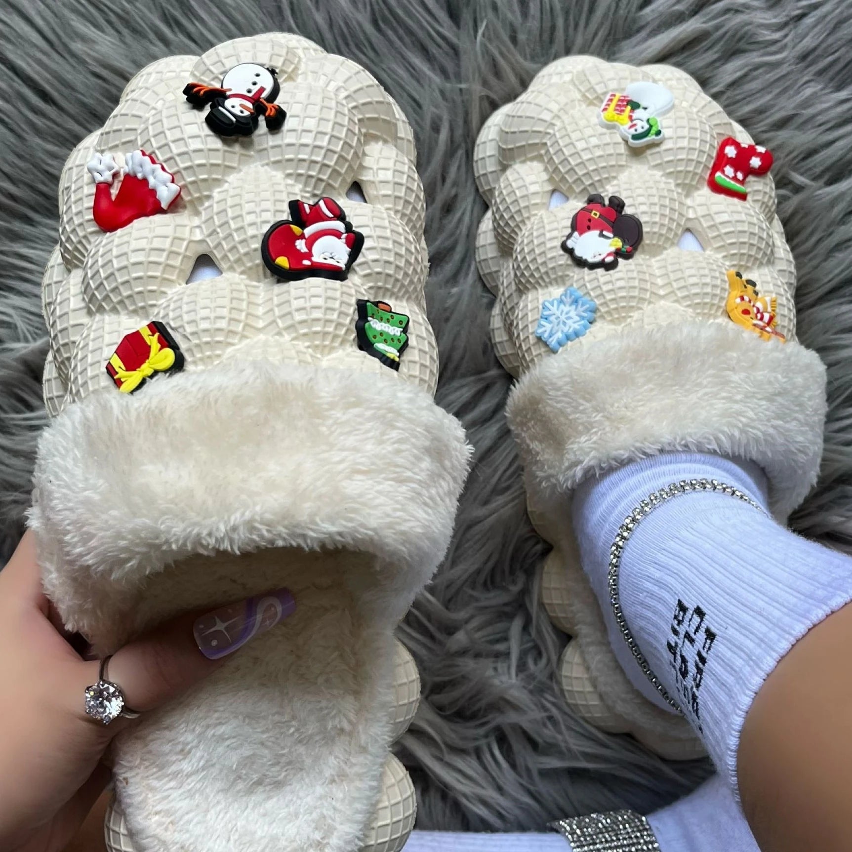 Factory Wholesale Winter Warm Massage Men Women Foam Runner Furry Plush Fashion Fur Slippers Bubble Slides With Fur and Charms