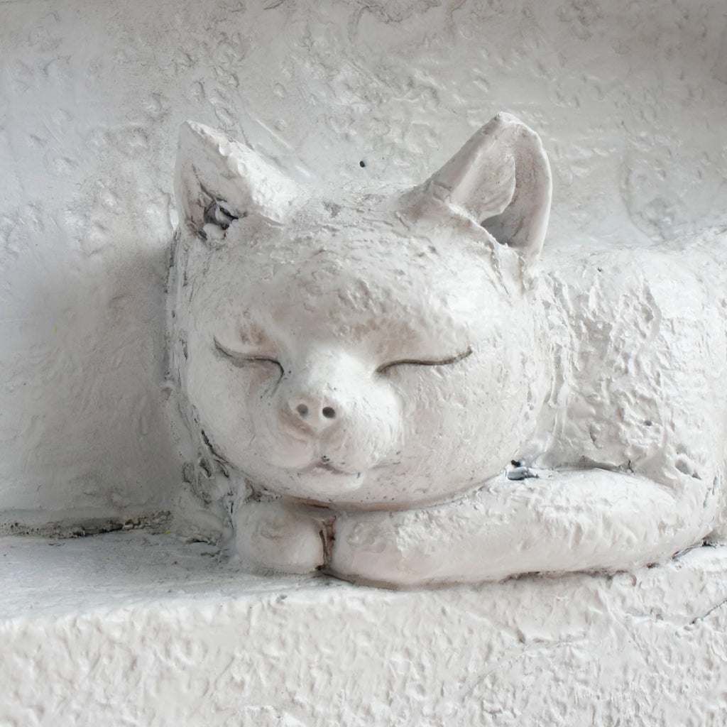 Pet Cat-Themed White Resin Tombstone Hand-painted Memorial Art Statue for Outdoor Garden & Pet