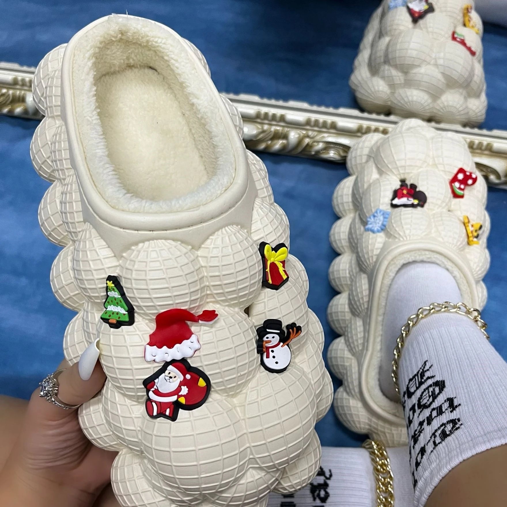 Factory Wholesale Winter Warm Massage Men Women Foam Runner Furry Plush Fashion Fur Slippers Bubble Slides With Fur and Charms