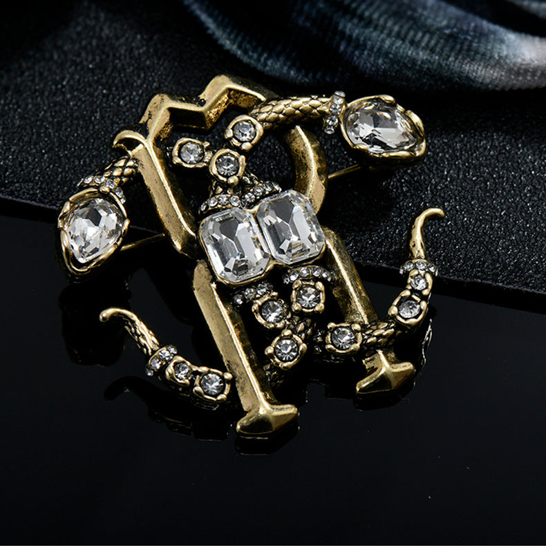 Niche Antique Double Snake Crystal Brooch for Women, Vintage Jewelry with a Light Luxury Design, Palace-Style Crystal Zodiac Double Snake Brooch