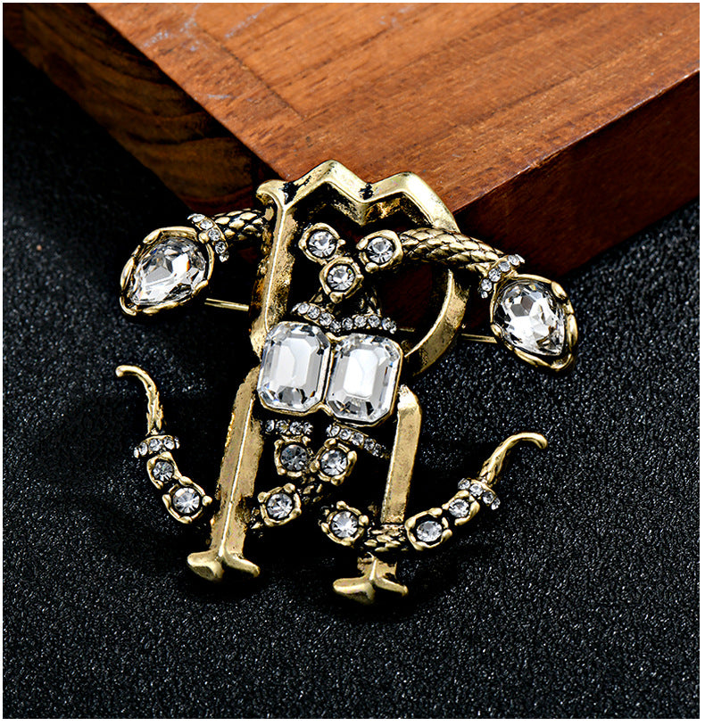 Niche Antique Double Snake Crystal Brooch for Women, Vintage Jewelry with a Light Luxury Design, Palace-Style Crystal Zodiac Double Snake Brooch