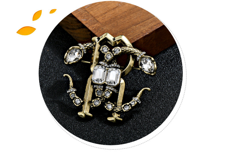 Niche Antique Double Snake Crystal Brooch for Women, Vintage Jewelry with a Light Luxury Design, Palace-Style Crystal Zodiac Double Snake Brooch