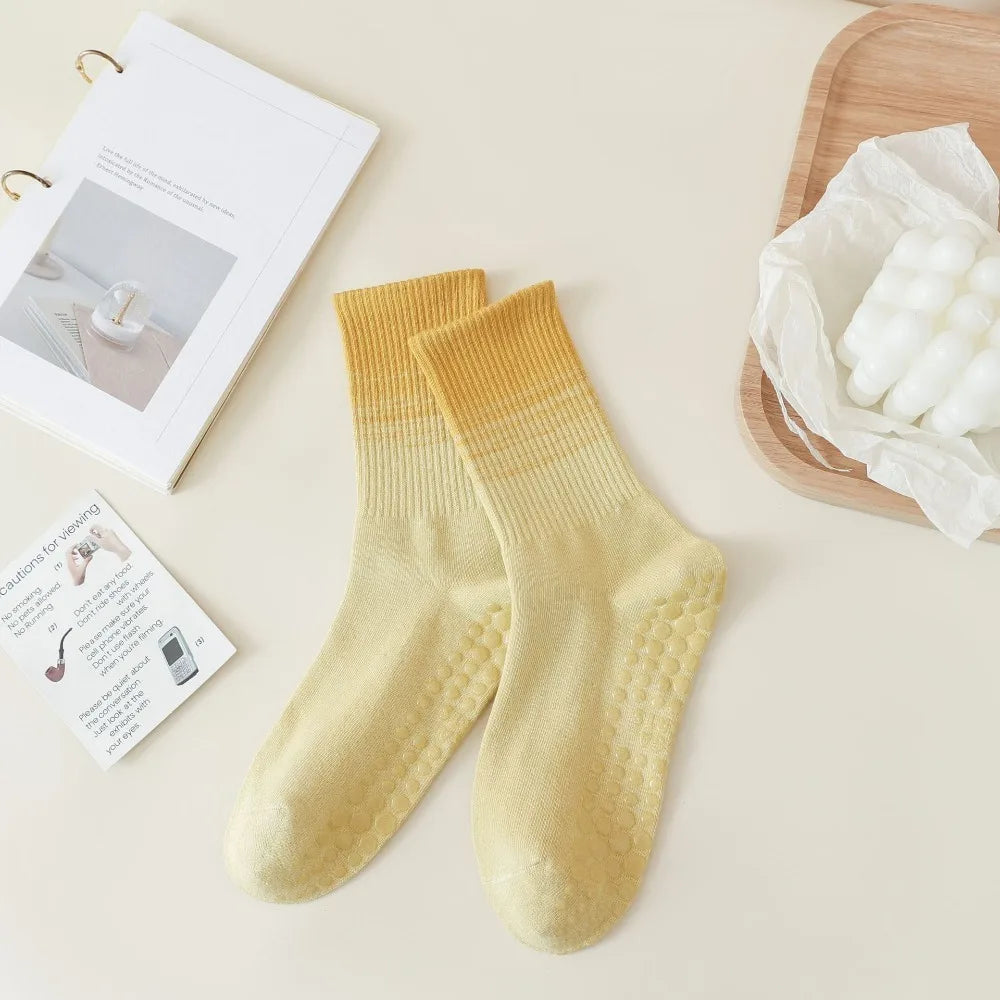 New Non-Slip Yoga Pilates Socks Gradient Color Silicone Grips Mid-Calf Socks Breathable Combed Cotton Sports Dance Socks Women