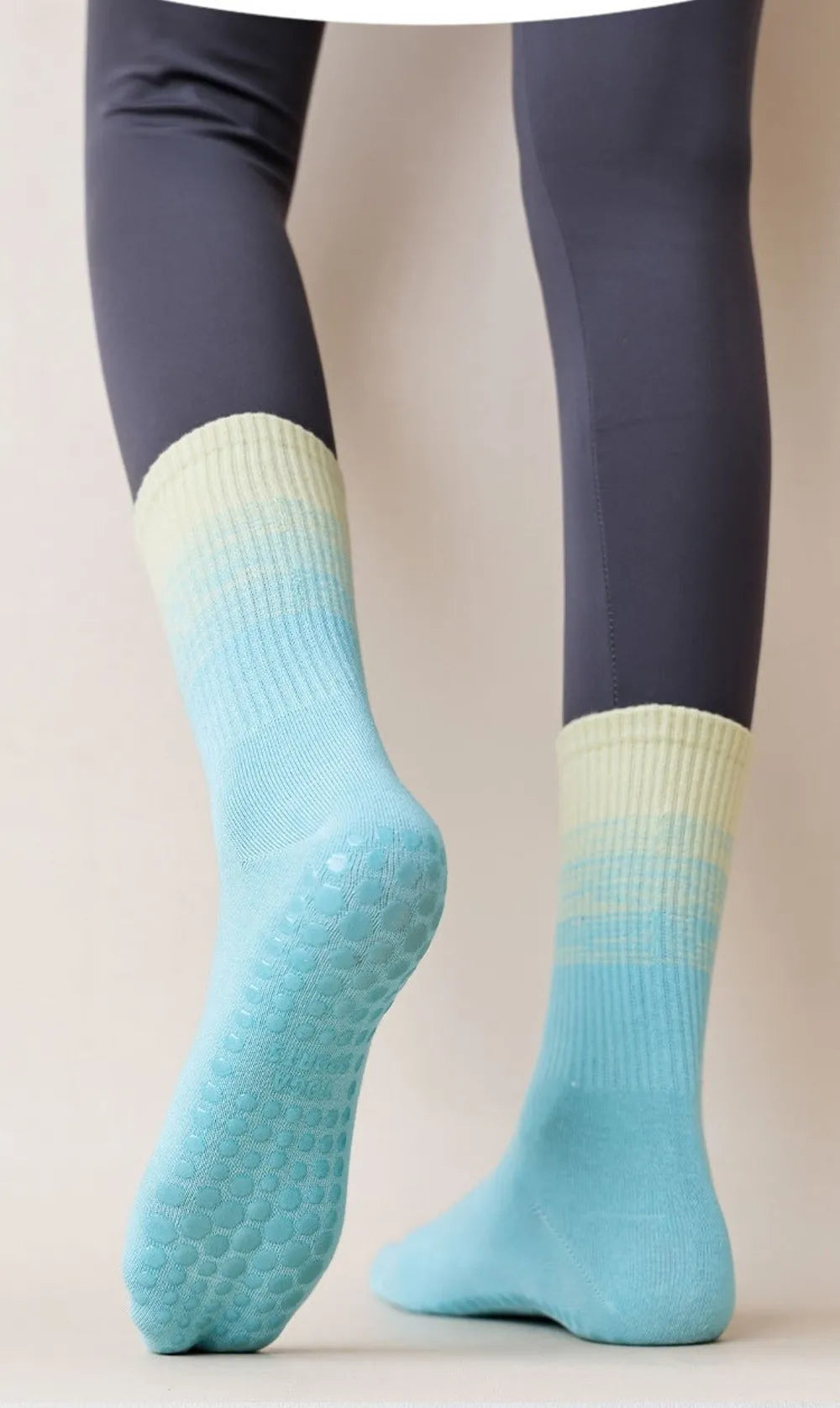 New Non-Slip Yoga Pilates Socks Gradient Color Silicone Grips Mid-Calf Socks Breathable Combed Cotton Sports Dance Socks Women